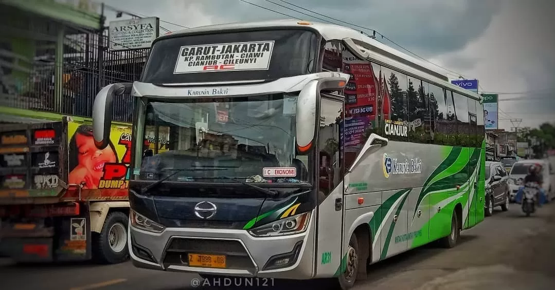 Bus Karunia Bakti (Sumber: @hinobuslovers on Instagram)