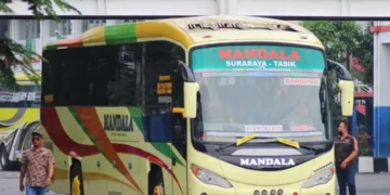 Bus Mandala, Bus Kuning Oranye yang Nyaman (@dhenyharyanto53 on Instagram)