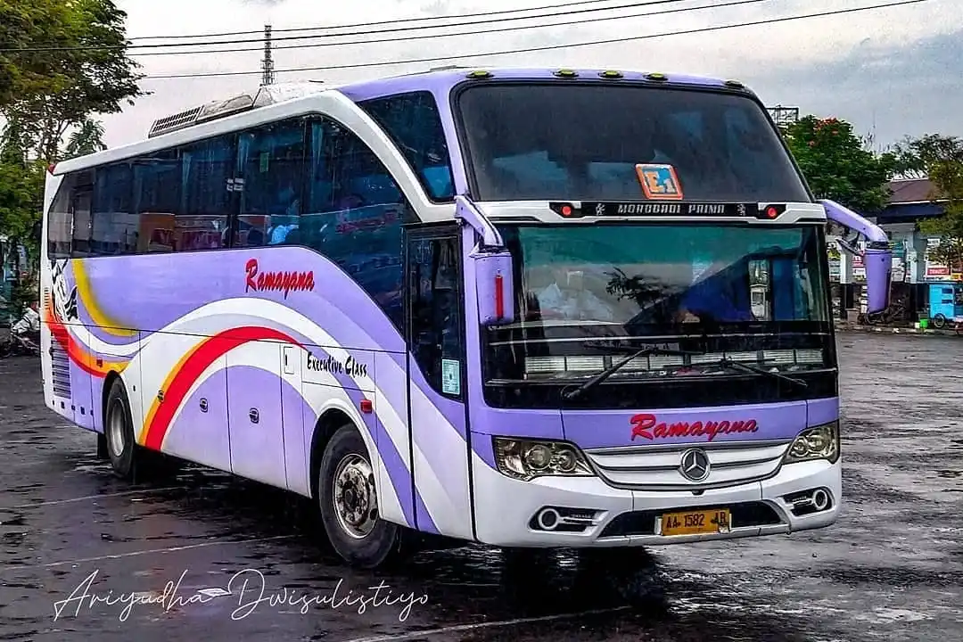 Bus Ramayana dengan ciri khas berwarna ungu dan putih (Sumber: Instagram)