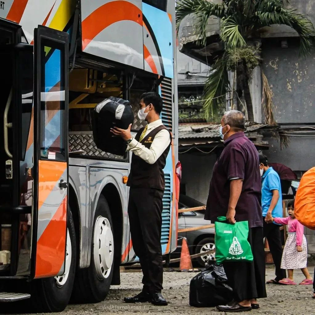 Petugas Bus Rosalia Indah Membantu Penumpang (@rosaliaindahbusgallery on Instagram)