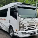 Armada Isuzu Elf Long (sumber - @kartikapariwisata on Instagram)